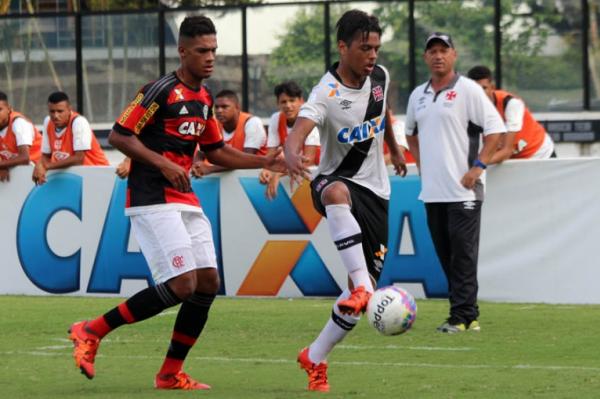 Observado por Marcus Alexandre, Evander prende a bola no setor ofensivo