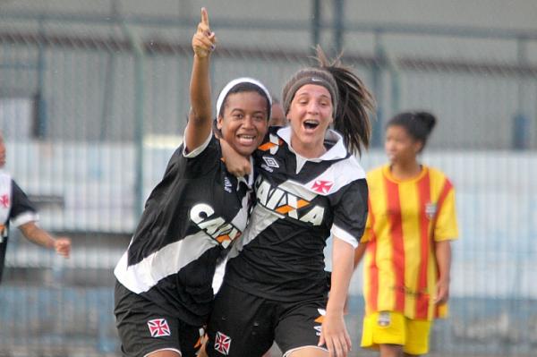 Kelly e Andressa comemoram o gol do ttulo cruzmaltino