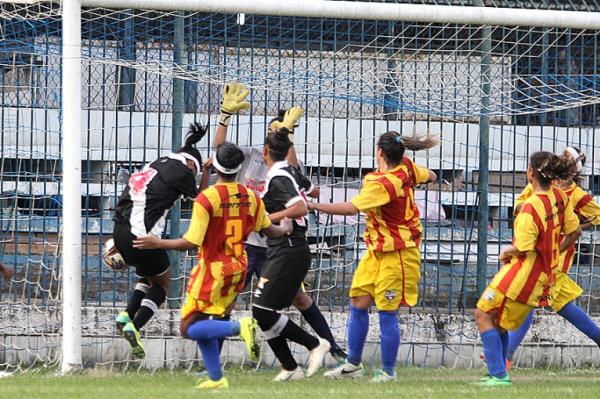 Kelly aproveita cruzamento de Angelina e marca o segundo do Vasco