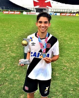 Andrey com a medalha e o trofu de campeo sub-17: volante s jogou os dois jogos das finais, pois estava com o sub-20