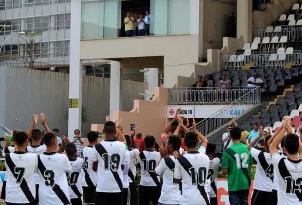 Eurico (de amarelo) aplaudiu o time sub-17 da janela da sala da presidncia