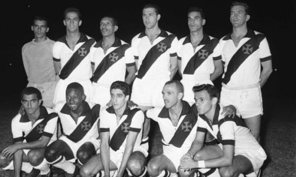 Pel (agachado) com a camisa do Vasco nos anos 50