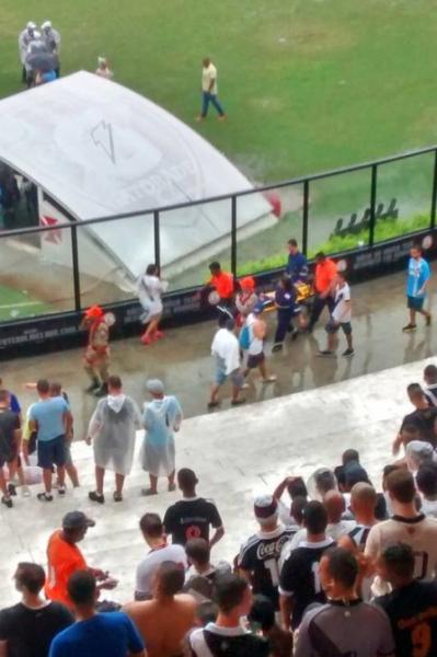 Torcedor foi carregado na maca para receber atendimento