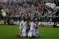 Jogadores comemoram gol de Nen