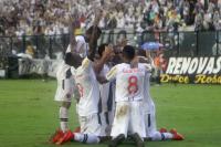 Jogadores comemoram gol de Nen