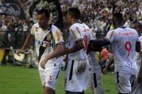 Jogadores comemoram gol de Nen