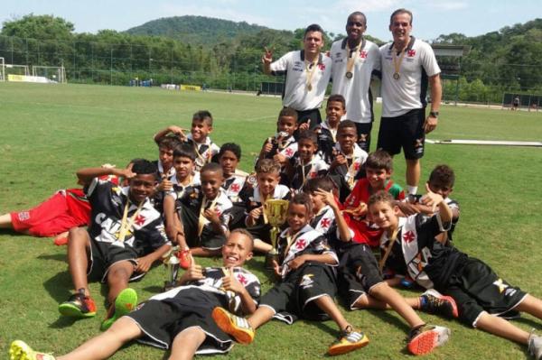 Meninos do Sub-09 festejam o primeiro ttulo no futebol de campo