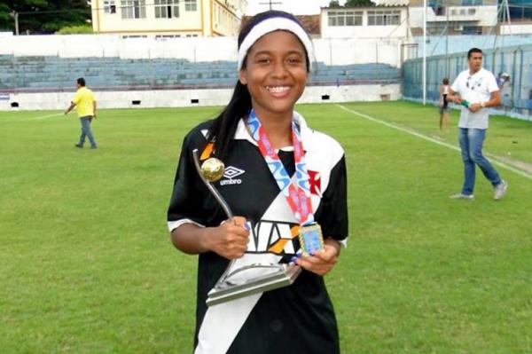 Kelly posa com a taa do Campeonato Carioca sub-17