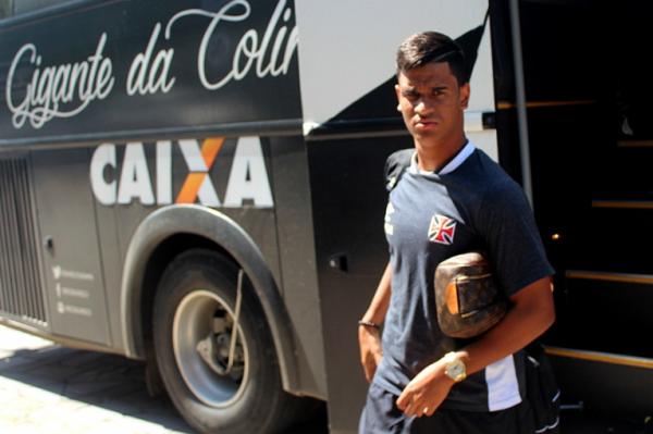 Matheus ndio durante a chegada em Porto Alegre