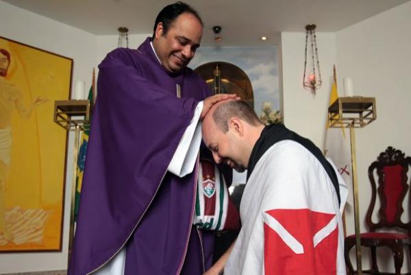 Victor recebe a bno do Padre Omar e espera por alguns milagres na ltima rodada do Brasileiro