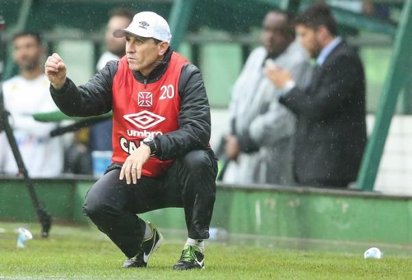 Jorginho reclamou de um pnalti em Nen no jogo