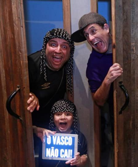 Homem-Piruca e o seu filho na porta dos desesperados com Srgio Malandro