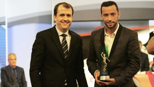 Nen recebe prmio de Craque da Galera, das mos de Jos Gonzlez, do GloboEsporte.com