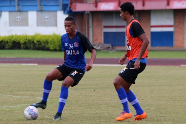 Joo Victor tenta se livrar da marcao de Raniel