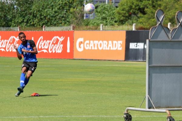 Joo Victor treinando cobranas de falta no CT do Inter