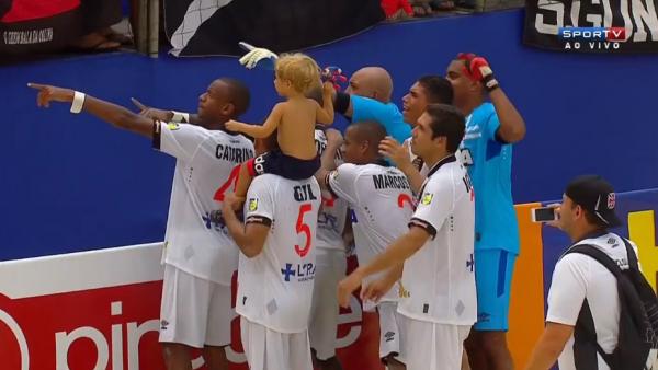 Jogadores comemoram classificao para a final