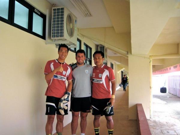 Fabio Tepedino com jogadores da Indonsia: novo preparador de goleiros do Vasco