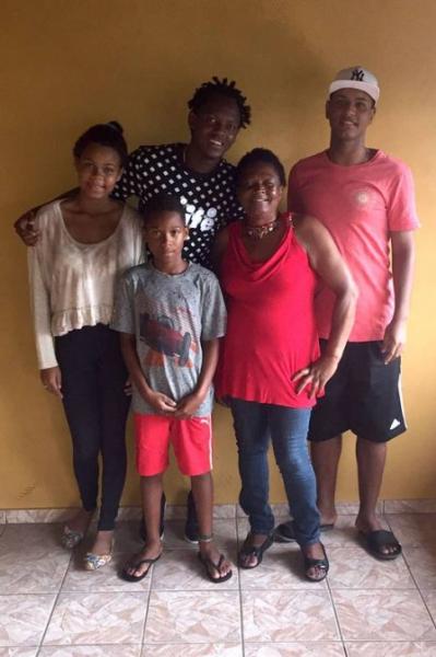 Na imagem, Andrezinho com a me, Erli, e os sobrinhos Mayane, Ygor e talo