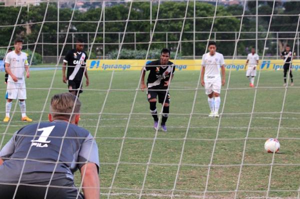 Matheus ndio cobrou os dois pnaltis com perfeio