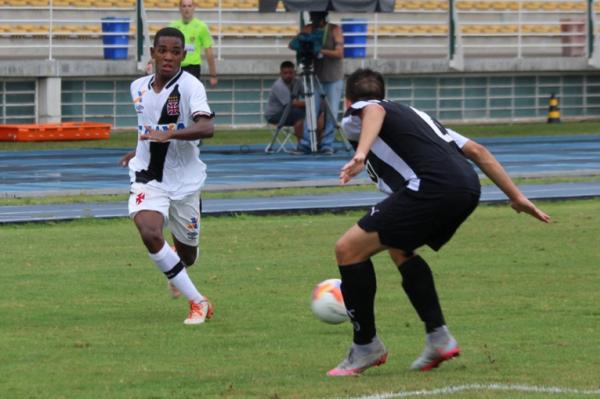 Matheus Peixe apoiou bastante o ataque no primeiro tempo
