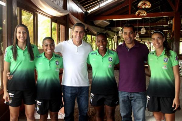 Jully, Rayane, Jorginho, Juliana, Zinho e Angelina no CT de Pinheiral