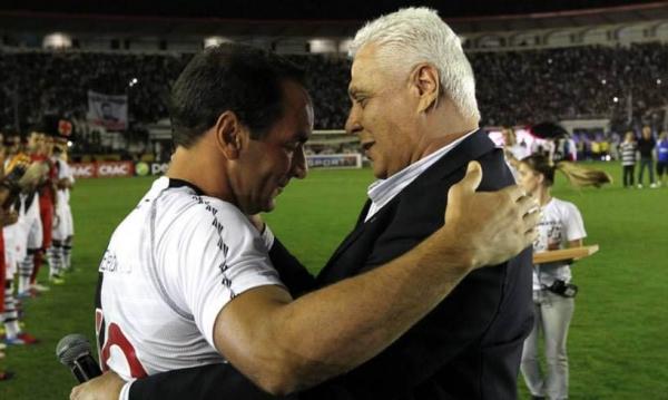 Roberto Dinamite foi o responsvel por fazer o jogo de despedida de Edmundo