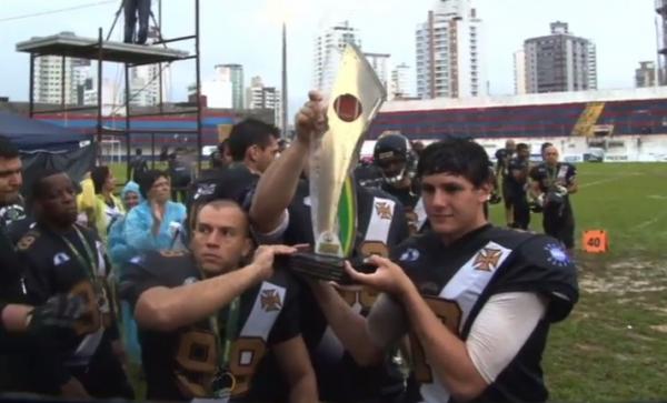 Jogadores vascaínos com a taça de 2º colocado