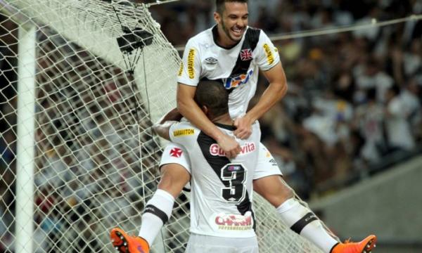 Na zaga de 2015, Luan, 23, atuou ao lado do veterano Rodrigo e foi uma das poucas surpresas positivas do Vasco na trgica temporada