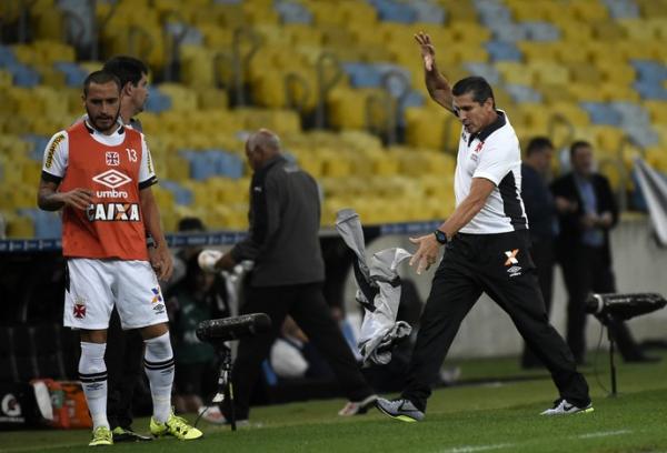 Nen (de colete) e Jorginho