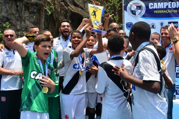 Capito Andrey ergue a taa do Campeonato Estadual sub-11