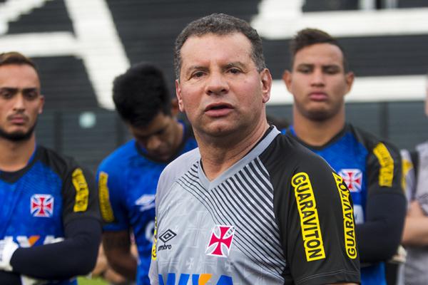 Celso Roth durante treino em 2015