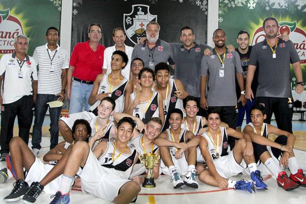 O Vasco se sagrou campeo estadual sub-14 de Basquete batendo o Flamengo na final.