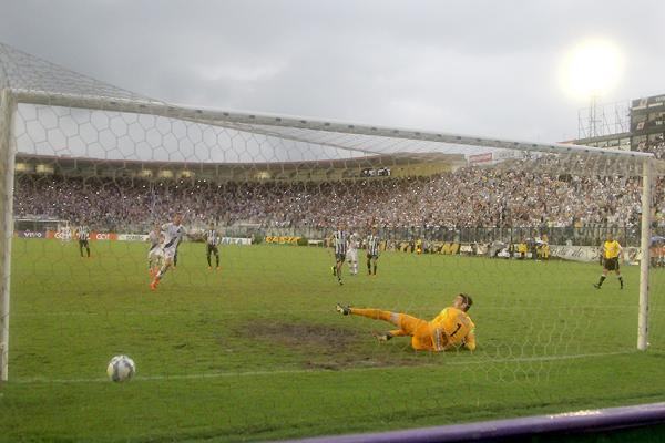 Em jogo marcado por dilvio, Nen, de pnalti, faz o gol da vitria contra o Santos e mantm as esperanas do Vasco seguir na Srie A