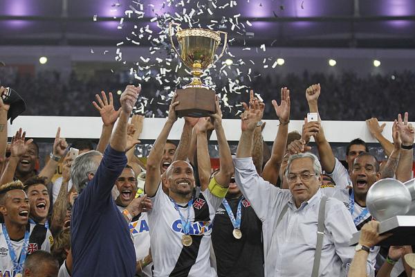 Guiaz ergue a taa: o Vasco  campeo estadual aps 12 anos