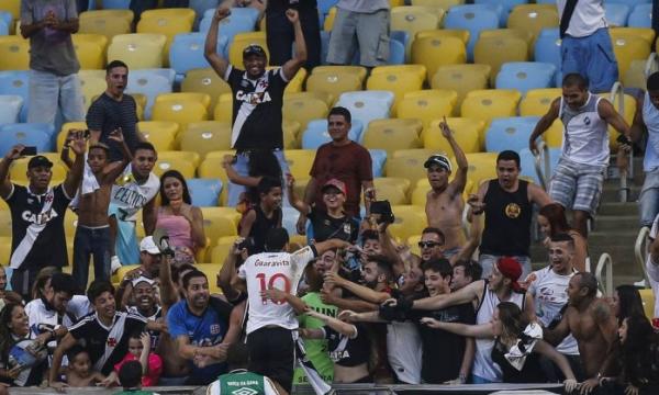 Nen vai para a galera ao comemorar o gol da virada por 2 a 1 sobre o Flamengo na 4 vitria vascana sobre o rival no ano