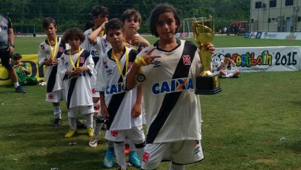 Guga Maia com a taa de campeo do Festbolin Sub-10