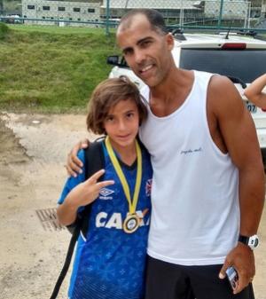 Guga com o meia Felipe aps a final do Futbolin 