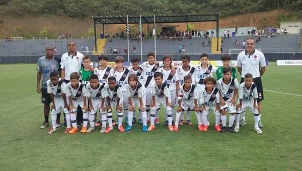 Guga Maia (5 da direita para a esquerda) com o elenco do Vasco