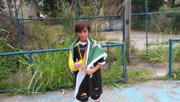 Guga visa seguir jogando no gramado pelo Vasco