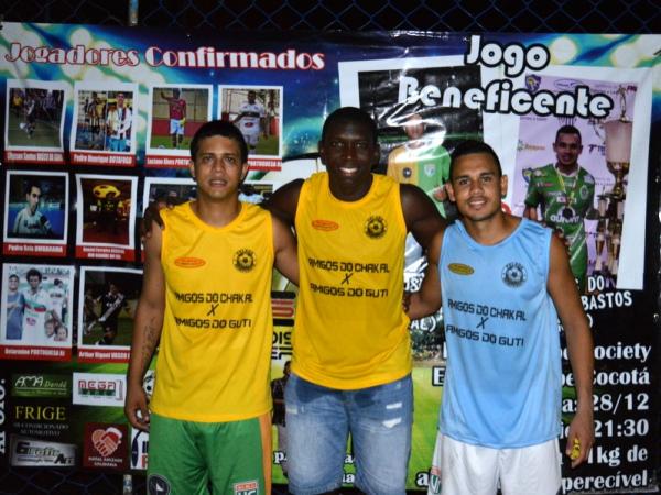 Ao fim da partida, Jomar posou para fotos ao lado dos amigos Chakal e Gutierre