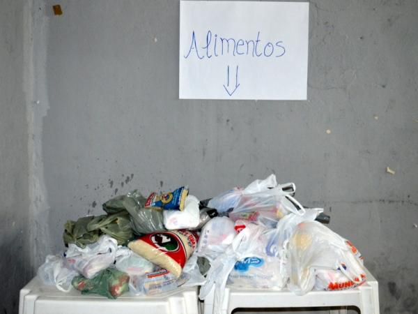 Alimentos arrecadados pelos organizadores no jogo beneficente