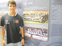 Pet foi o primeiro da gerao de 1998, ano mais vitorioso do clube, a ter chance nos profissionais