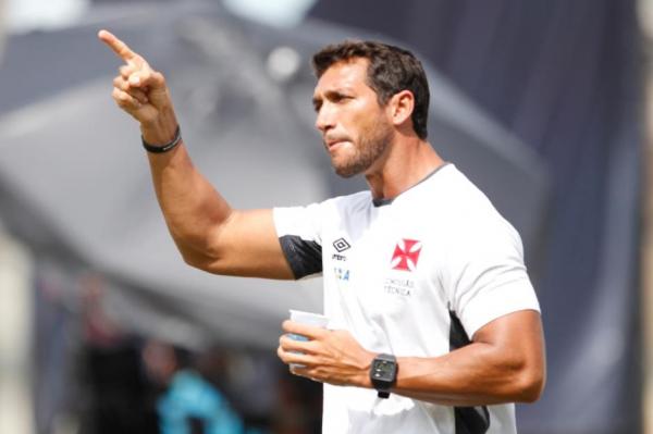 Rodney orienta equipe no treino final antes da estreia