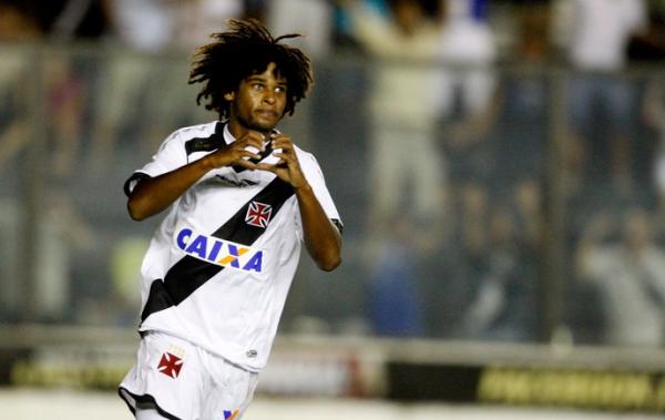 William Barbio comemora gol contra o Friburguense, em 2014