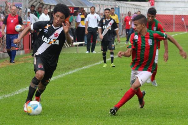 Douglas Luiz no conseguiu superar o goleiro adversrio