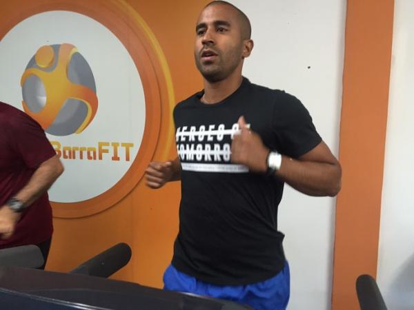 Julio Cesar treina em academia onde manteve a forma no perodo longe do futebol