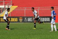 Goleiro se atira na frente de Richard (6) para evitar o gol vascano