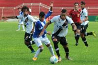 Lucas Barboza tenta se livrar da marcao adversria