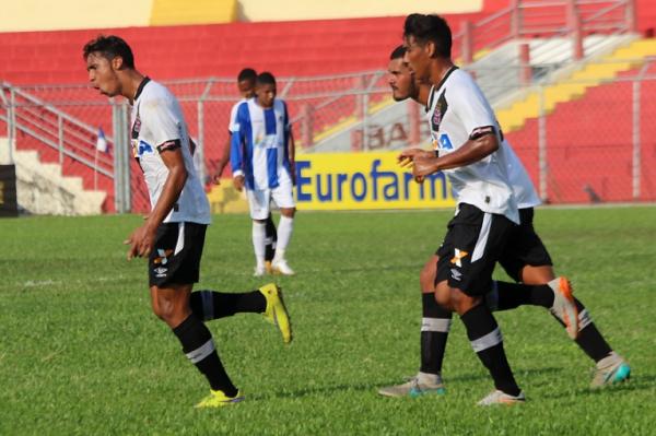 Eduardo (e) comemora gol marcado no So Raimundo