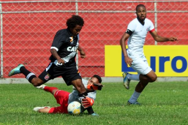 Paulo Vitor foi desarmado pelo goleiro e no conseguiu finalizar